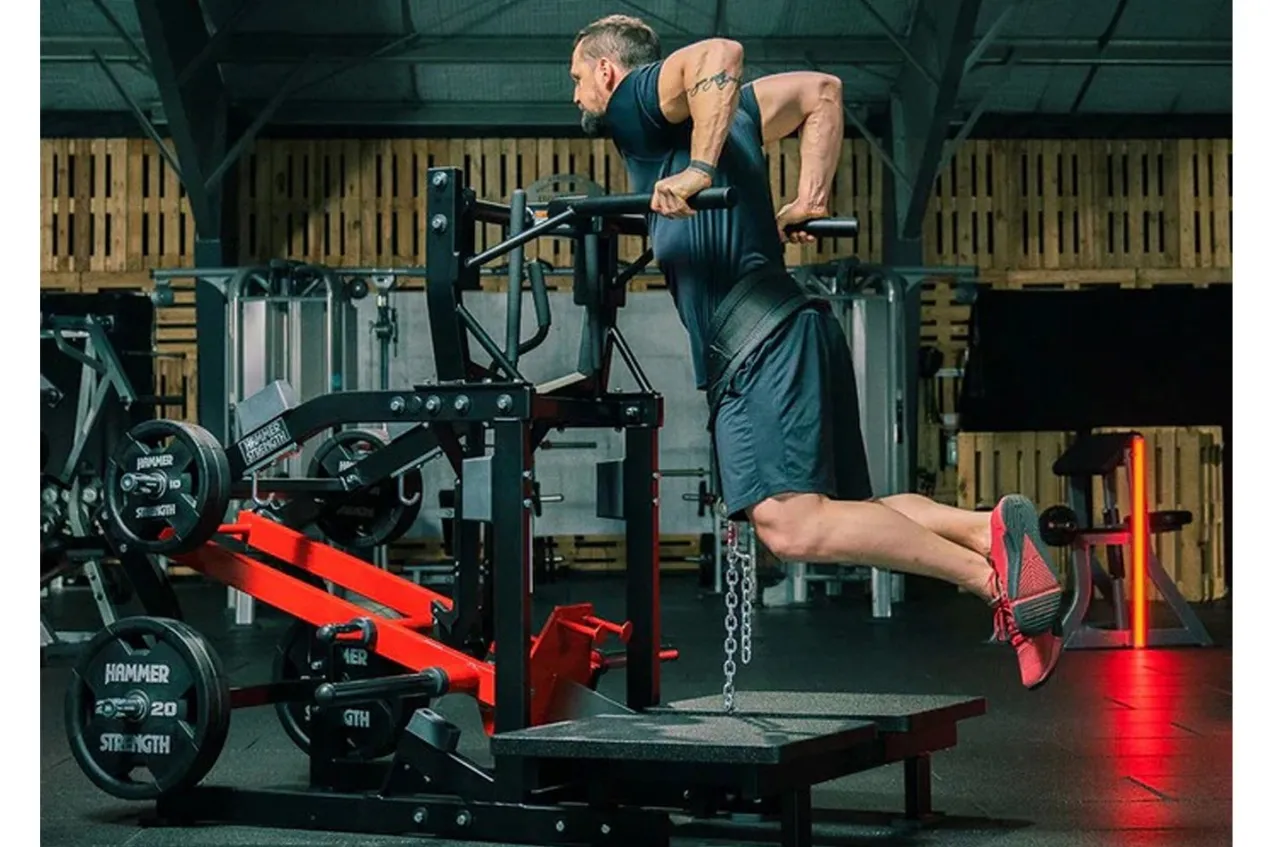 Hammer Strength Plate-Loaded Belt Squat Machine