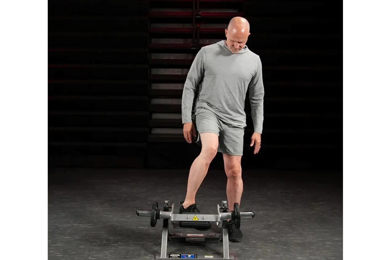 Hammer Strength Plate-Loaded Tibia Dorsi Flexion Bench Machine