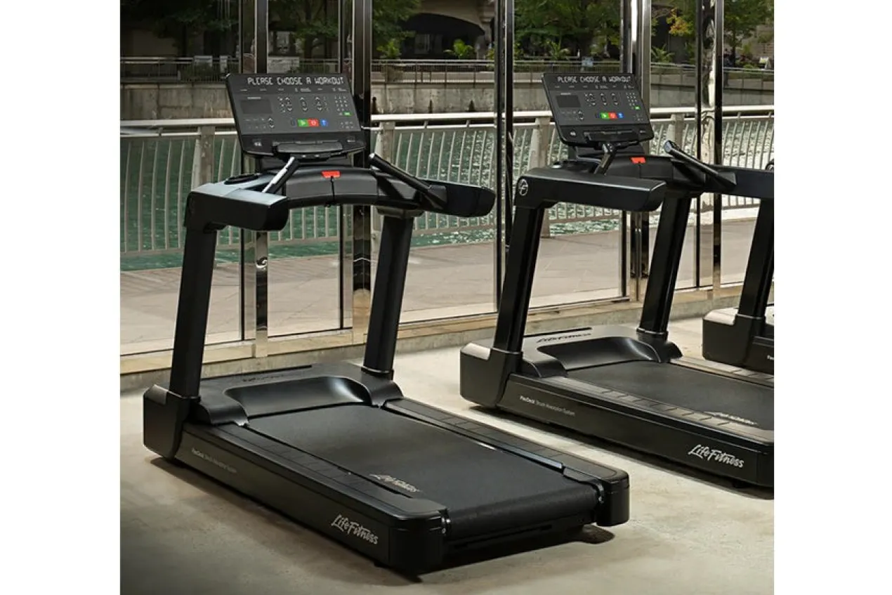 Life Fitness Club Series + (Plus) Treadmill