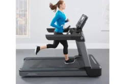 Life Fitness Club Series + (Plus) Treadmill