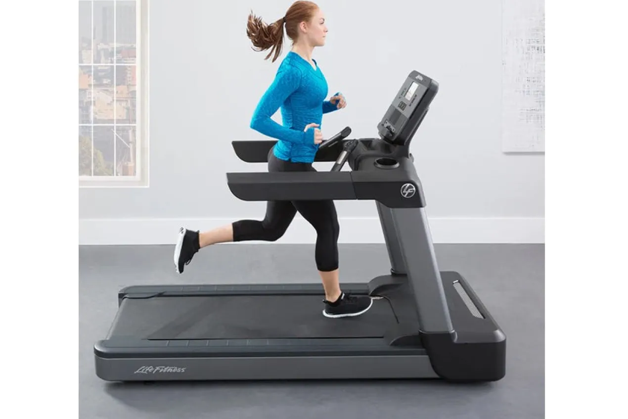 Life Fitness Club Series + (Plus) Treadmill