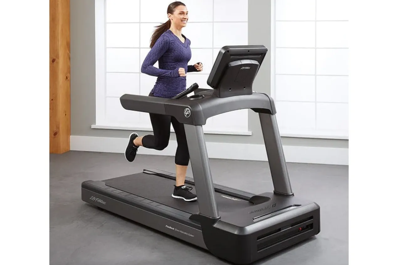Life Fitness Club Series + (Plus) Treadmill