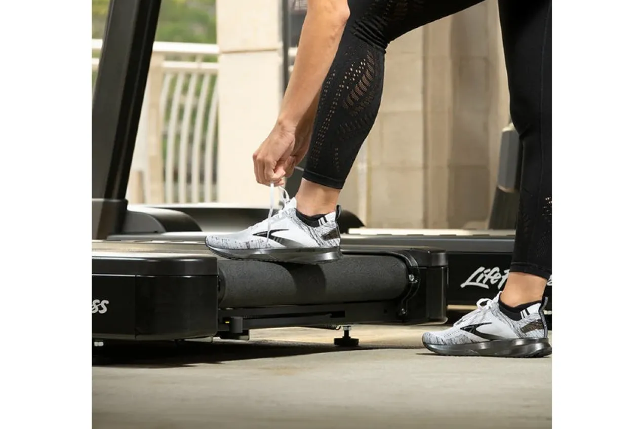 Life Fitness Club Series + (Plus) Treadmill