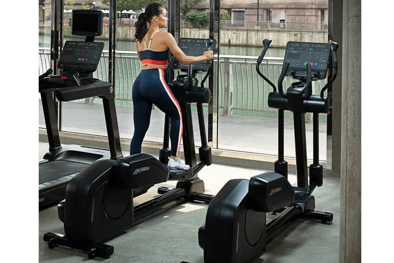 Life Fitness Club Series + (Plus) Elliptical Cross-Trainer (X Console) (DEMO) (🧨JULY 4th SALE)