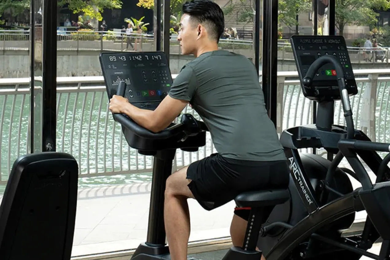 Life Fitness Club Series + (Plus) Upright Lifecycle Bike w/ SE3 Console (DEMO) (🧨JULY 4th SALE)