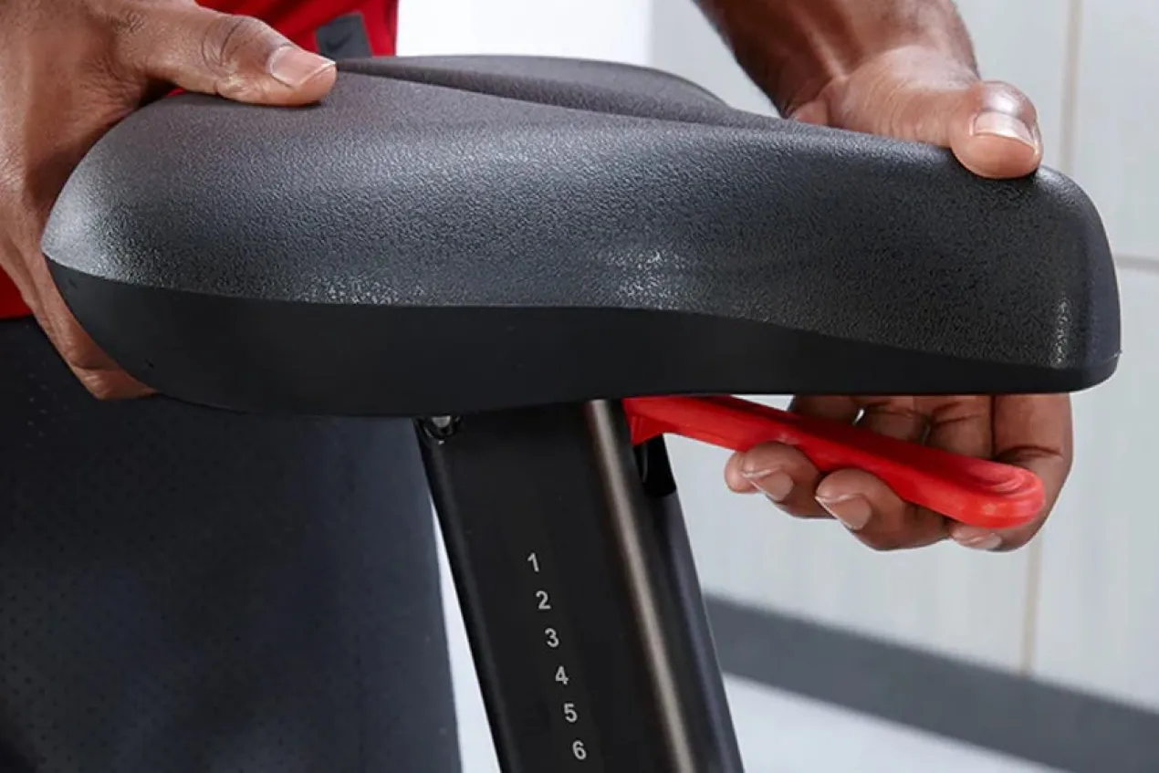 Life Fitness Club Series + (Plus) Upright Lifecycle Bike w/ SE3 Console (DEMO) (🧨JULY 4th SALE)