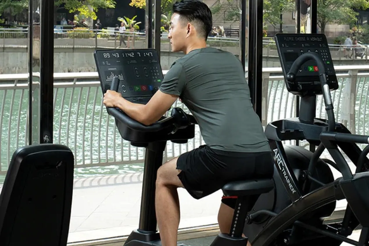 Life Fitness Club Series + (Plus) Upright Lifecycle Bike w/ SE3 Console (DEMO) (🧨JULY 4th SALE)