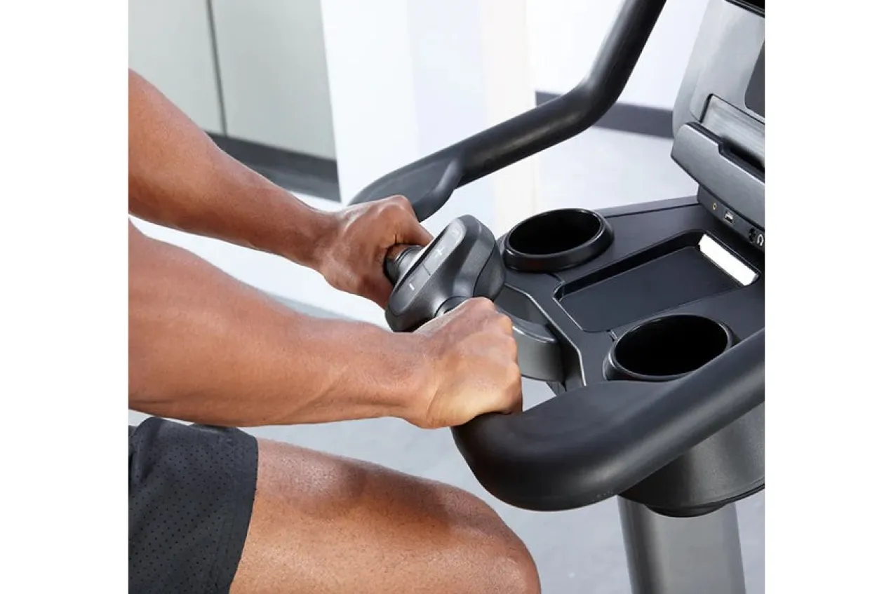 Life Fitness Club Series + (Plus) Upright Lifecycle Bike w/ SE3 Console (DEMO) (🧨JULY 4th SALE)