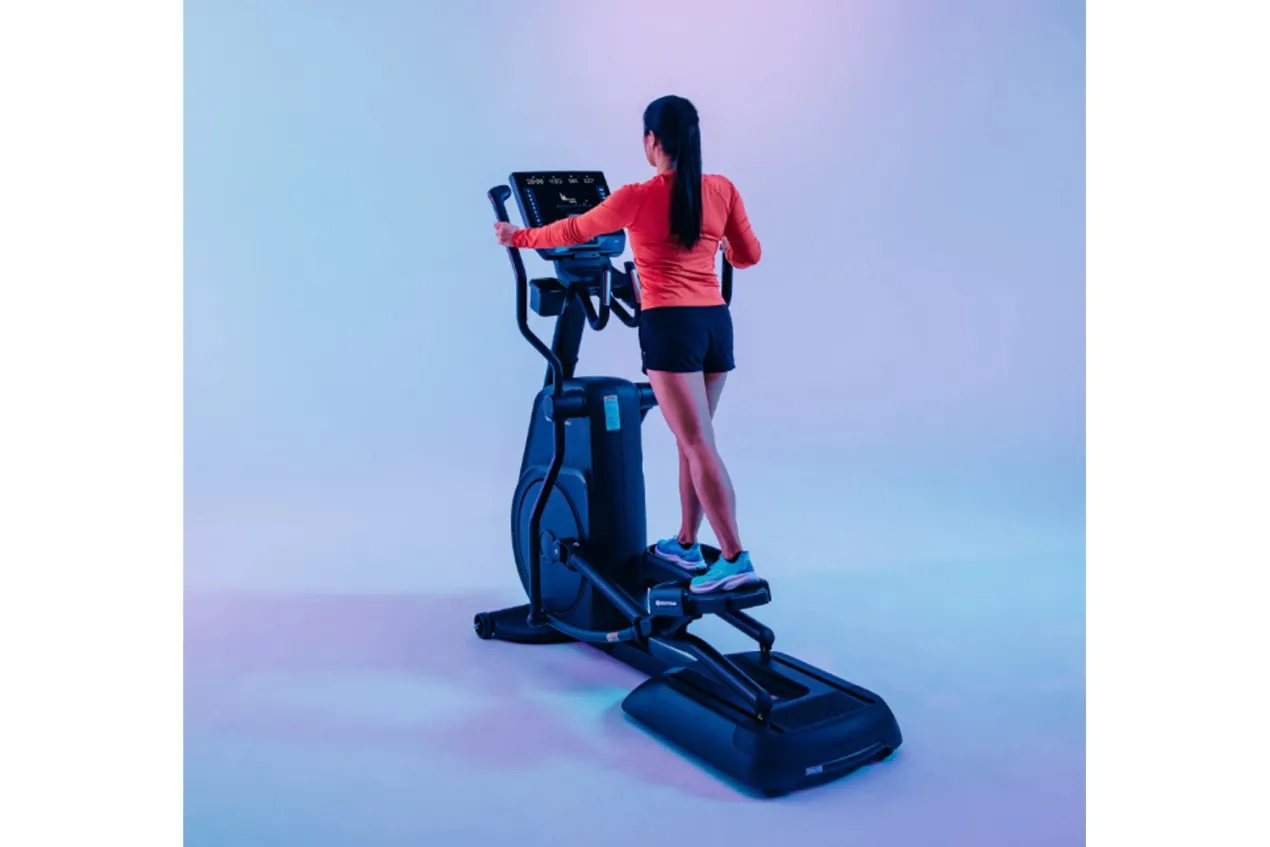 Star Trac 8CT Elliptical Cross Trainer (🧨JULY 4th SALE)